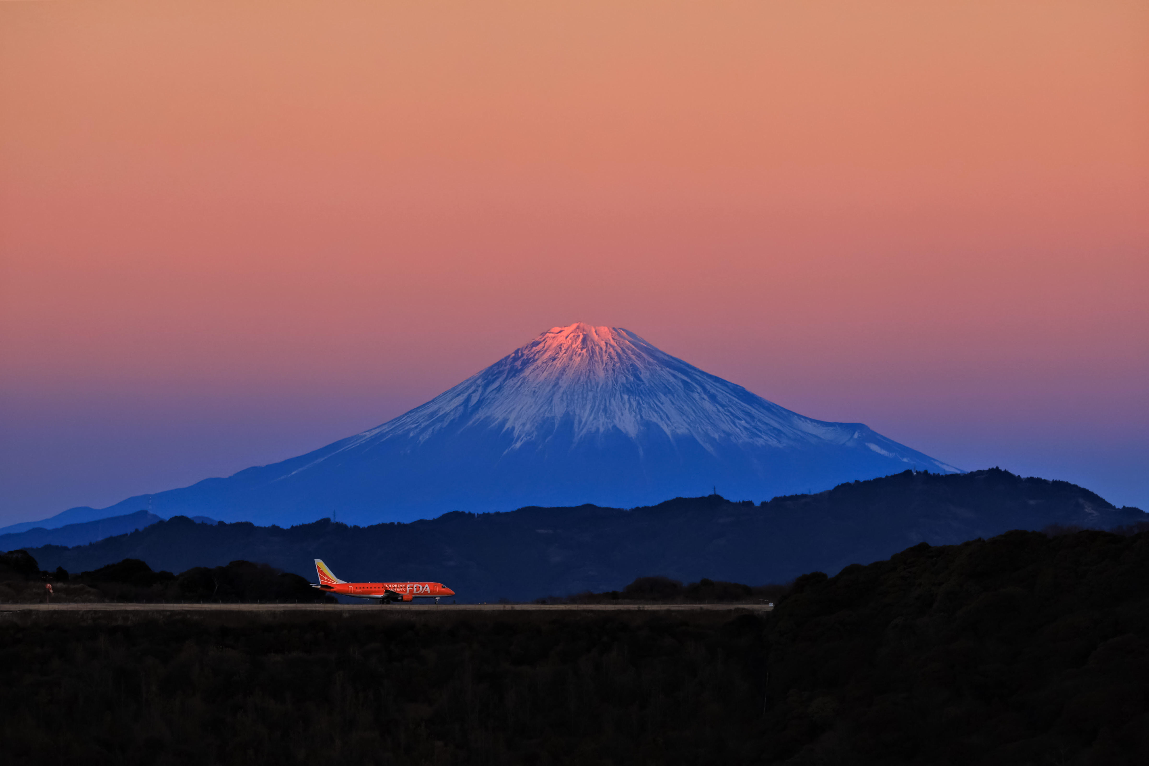 古田晃三（ふるたこうぞう）夕陽に染まる富士山とFDA.JPEG
